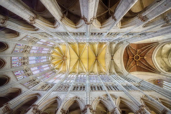 V19AR14  Beauvais Cathedral, (Cathédrale Saint-Pierre de Beauvais). France