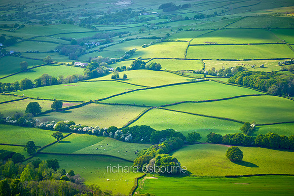 V20L9  Usk Valley from Twyn y Gaer Iron Age Hill Fort, Mynydd Illtud, Brecon Beacons National Park, Wales, UK