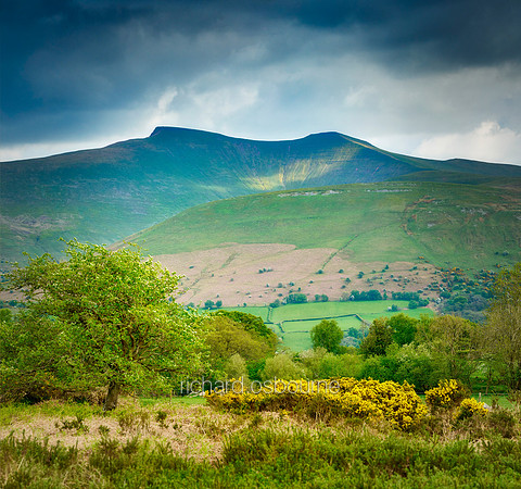 V20L17  Pen Y Fan and Corn Du, Brecon Beacons National Park, Wales, UK