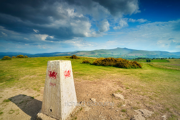 V20L11  Twyn y Gaer Iron Age Hill Fort, Mynydd Illtud, Brecon Beacons National Park, Wales, UK