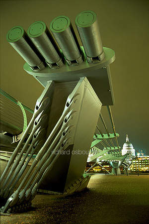 V5AR23  The Millennium Bridge and St Paul's Cathedral, London, UK
