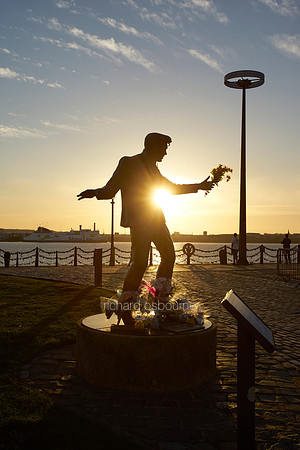 V12C56  Sculpture of Singer Billy Fury by Sculptor Tom Murphy, Unveiled 2003, Albert Dock, Liverpool, UK