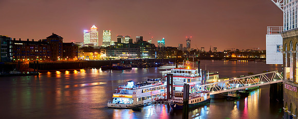 P4C46  Thames View - Canary Wharf, London, UK