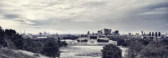 P4BW2  Canary Wharf and The City from Greenwich Park, London, UK