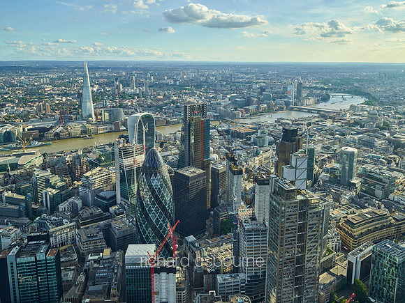 V11C8  Aerial View of The City of London, UK