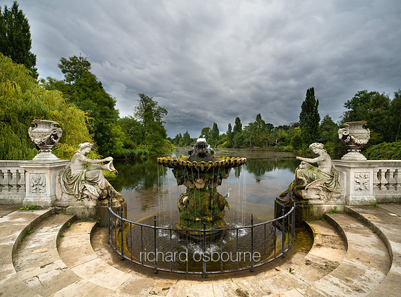 V4C13  Italian Gardens, Kensington Park, London