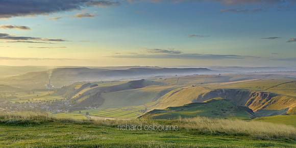 V8L22  Winnats Pass from Mam Tor Summit, Peak District, Derbyshire, UK