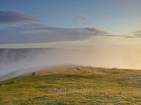 V8L20  Dawn, Mam Tor Summit, Peak District, Derbyshire, UK