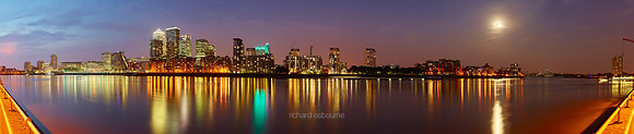 P4C24  Canary Wharf and The City from Greenwich Park, London, UK