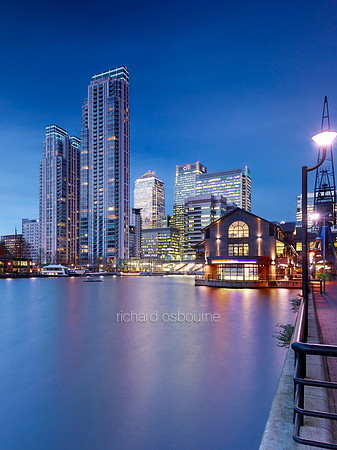 V9C73  Millwall Inner Dock, Canary Wharf, London, UK