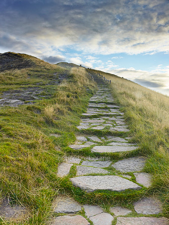 V8L23  Dawn, Mam Tor Summit, Peak District, Derbyshire, UK