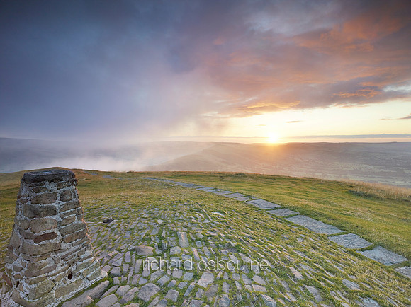 V8L19  Dawn, Mam Tor Summit, Peak District, Derbyshire, UK