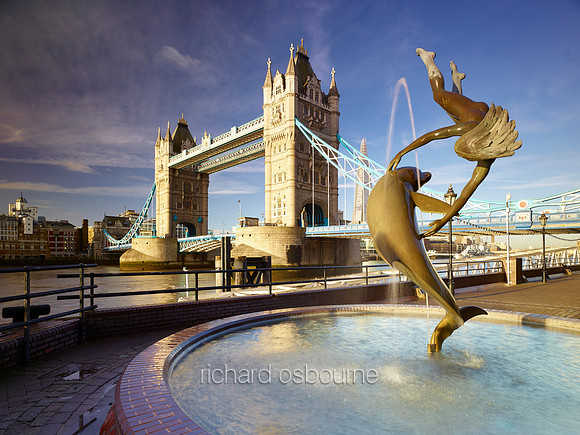 V9C6  Tower Bridge, London, UK