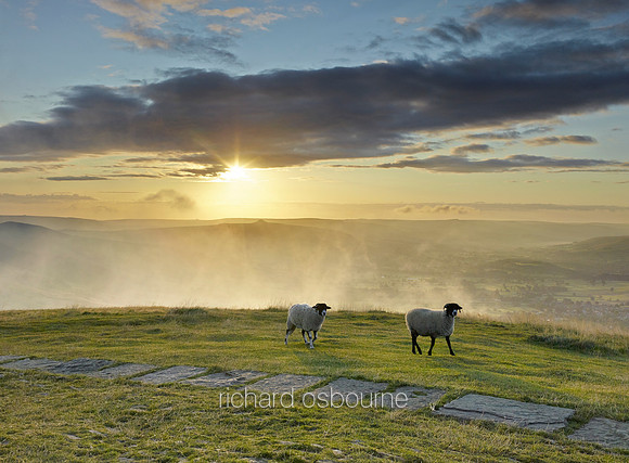 V8L21  Dawn, Mam Tor Summit, Peak District, Derbyshire, UK
