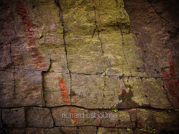 V8BG22  Rock Wall