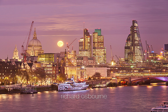 V9C64  City of London Moonrise, London, UK