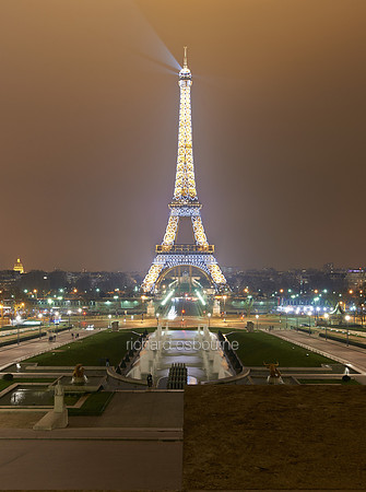 V7C53  The Eifel Tower, Paris, France