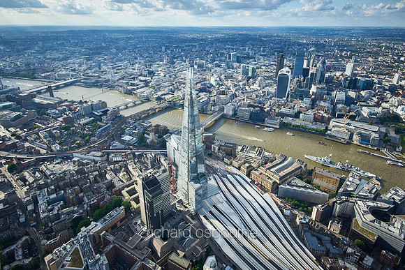 V11C9  Aerial View of The Shard and London Bridge Station, London, UK