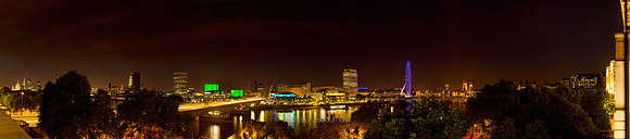 P2C28  The Thames and The Heart of London, UK
