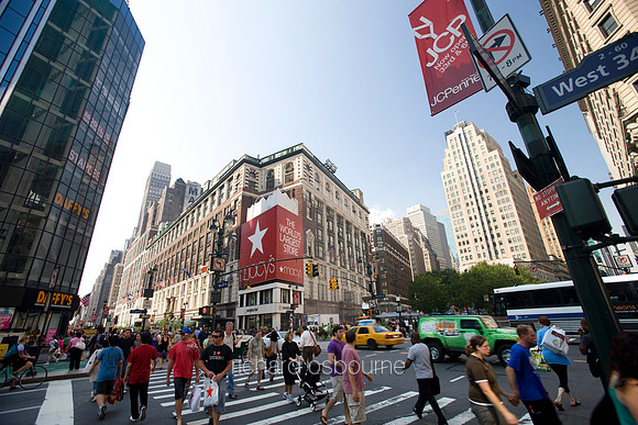 V4NY47  Macy's Store, Herald Square, New York City, USA